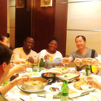 保定合众卫生用品制造有限公司杨总与加纳客户在一起进餐